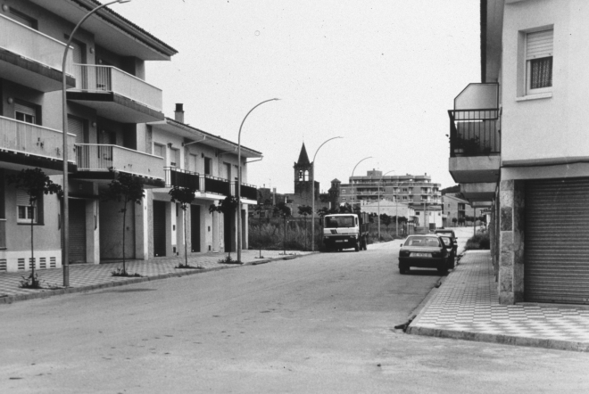 L'avinguda de Sant Llorenç en la part més moderna de la vila de Maçanet.