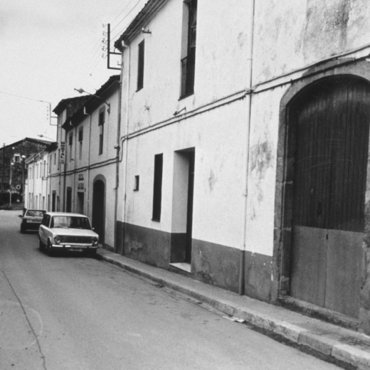 Carrer migdia i en primer lloc la casa can Simón