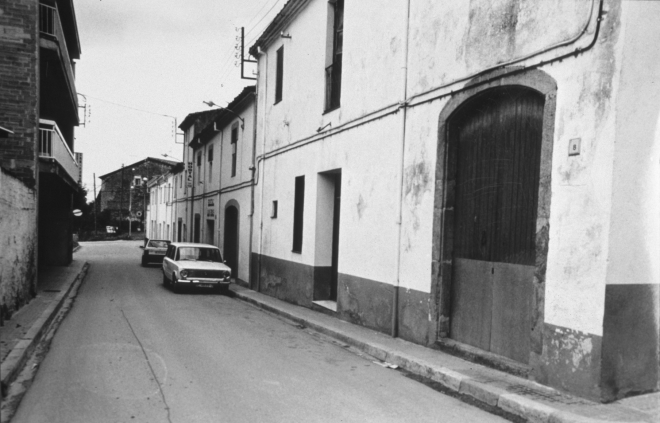 Carrer migdia i en primer lloc la casa can Simón