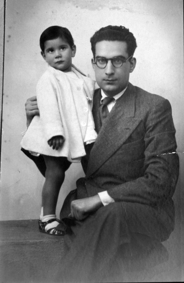La Josefina Zumalla amb el seu pare Josep Zumalla quan la Josefina tenia dos anys.