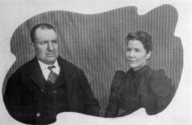 El matrimoni Vilaseca Grèbol pares de les que foren la Dolors de Cal Coix , la rosa Vilasseca que es casà amb en Fargnoli i d'en Sal. Segle XIX