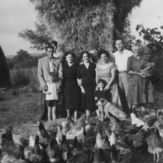 Foto familiar a Can Raurell.

D'esquerra a dreta: Josep Reyner amb el seu fill Tomàs, al Darrera en Josep Ruscalleda 