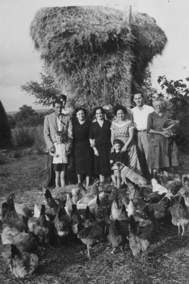 Foto familiar a Can Raurell.

D'esquerra a dreta: Josep Reyner amb el seu fill Tomàs, al Darrera en Josep Ruscalleda 
