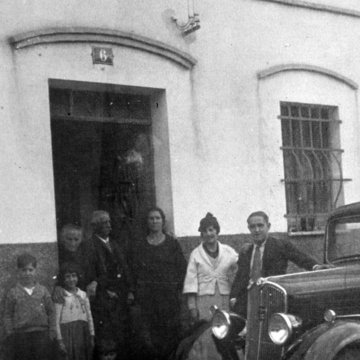 de dreta a esquerra:

Sr. Burdeos, Catalina Vilasseca, Rosa Vilasseca, Antoni Fargnoli Rossi, Maria Annetta Valtraino i els petits fills de Fargnoli, Ramón, Genoveva i Antonio