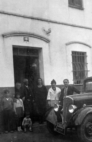 de dreta a esquerra:

Sr. Burdeos, Catalina Vilasseca, Rosa Vilasseca, Antoni Fargnoli Rossi, Maria Annetta Valtraino i els petits fills de Fargnoli, Ramón, Genoveva i Antonio