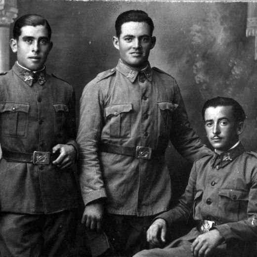 Tres soldats de Maçanet.

D'esquerra a dreta: Josep Gelmà, Martí Pimàs i Enric Surós de Can Vidal. Can Mirot i Can Bosch de Martorell