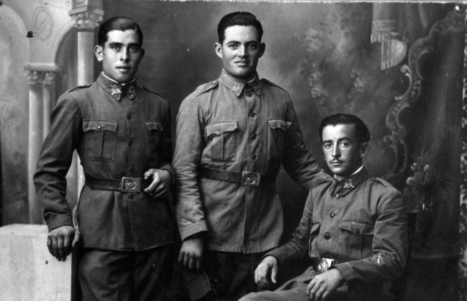 Tres soldats de Maçanet.

D'esquerra a dreta: Josep Gelmà, Martí Pimàs i Enric Surós de Can Vidal. Can Mirot i Can Bosch de Martorell
