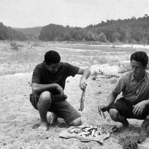 els dos cosins Jordi Nadal i Miquel Nadal pescant a la riera de Fogars
