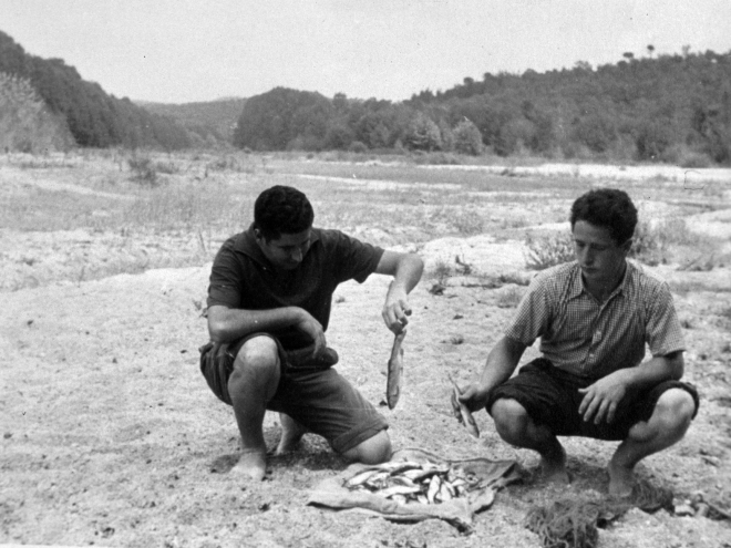 els dos cosins Jordi Nadal i Miquel Nadal pescant a la riera de Fogars
