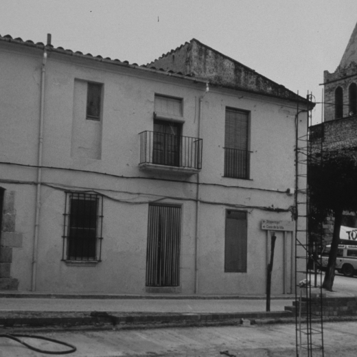 Començament carrer Sant Sebastià amb el solar que quedà de Can Cinto un cop fou enderrocat i abans de contruir-hi l'actual de la Caixa de Pensions.

Aquesta casa de davant és l'antic a ca l'Ubà i més antic cal Bisbe que actualment (any 2001) està a punt de ser enderrocada per edificar-se de nou.