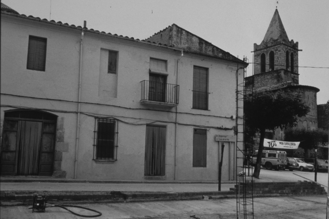 Començament carrer Sant Sebastià amb el solar que quedà de Can Cinto un cop fou enderrocat i abans de contruir-hi l'actual de la Caixa de Pensions.

Aquesta casa de davant és l'antic a ca l'Ubà i més antic cal Bisbe que actualment (any 2001) està a punt de ser enderrocada per edificar-se de nou.