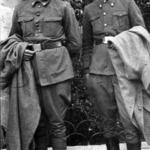 En Josep Reyner Tarres, soldat del regiment d'artilleria núm. 25 de guarnició a Victòria i a la sev esquerra el seu company de la 1a bateria, l'Enric Costa, un noi del poble de Massanes a la comarca del Bergar

Llavors tenien 19 anys i ja havien fet la guerra civil i com que no n'havien tingut prou encara els tingueren 4 anys més fent de soldats