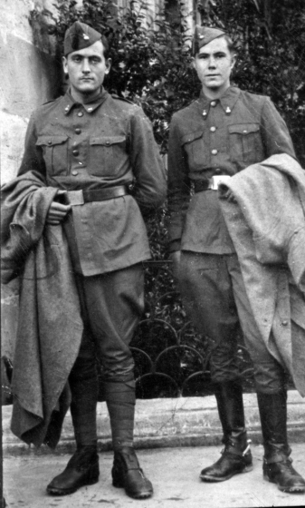 En Josep Reyner Tarres, soldat del regiment d'artilleria núm. 25 de guarnició a Victòria i a la sev esquerra el seu company de la 1a bateria, l'Enric Costa, un noi del poble de Massanes a la comarca del Bergar

Llavors tenien 19 anys i ja havien fet la guerra civil i com que no n'havien tingut prou encara els tingueren 4 anys més fent de soldats