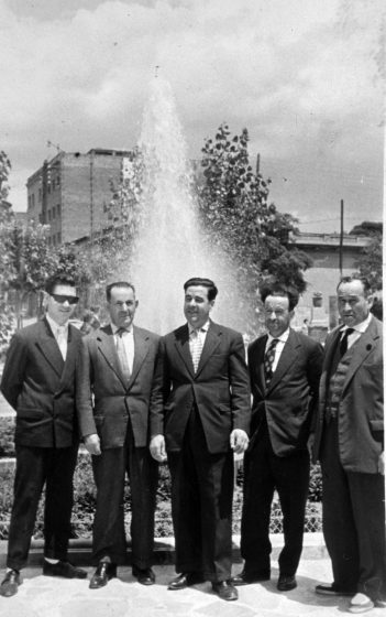 foto feta a Cornellà de Llobregat 

D'esquerra a dreta: Pascual Mezquta, Joaquim Rovira, Llorenç Surós, l'Enric Surós i L'Armengol Oliveras, tots gent de Martorell