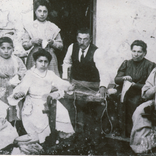 La família Gelabert, espardenyers de Maçanet a principis del segle XX

Dreta: la Cristina

A Baix: en Paco, la Lluïsa, el pare Pere Gelabert, la mare Francesca Robert i la Maria.