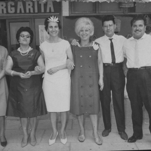 Els germans Reyner Tarres, antigament de Can Dot el dia del casament de la Carme.

D'esquerra a dreta: La Cinta, l'Angelita, la núvia Carme, la Consol, en Lluís i en Pepito, davant, el llavors, Hotel Margarita.