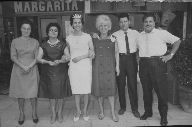 Els germans Reyner Tarres, antigament de Can Dot el dia del casament de la Carme.

D'esquerra a dreta: La Cinta, l'Angelita, la núvia Carme, la Consol, en Lluís i en Pepito, davant, el llavors, Hotel Margarita.