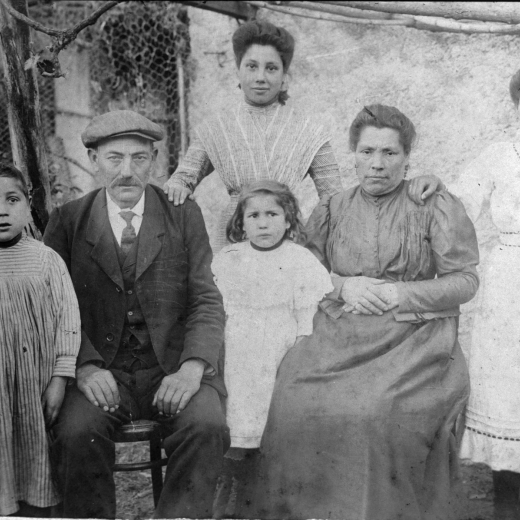La família Gelabert, espardenyers de Maçanet a principis del segle XX, 

D'esquerra a dreta: en Paco, el pare Pere, la filla gran Cristina, la petita Lluïsa, la mare Francesca i la filla Maria.