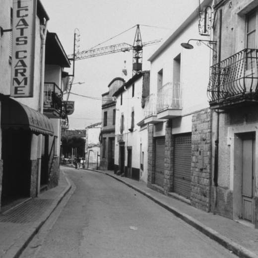 El carrer Sant Sebastià l'any 1988 quan fou enderrocat Can Cinto per contruir-hi l'actual Caixa de Pensions.