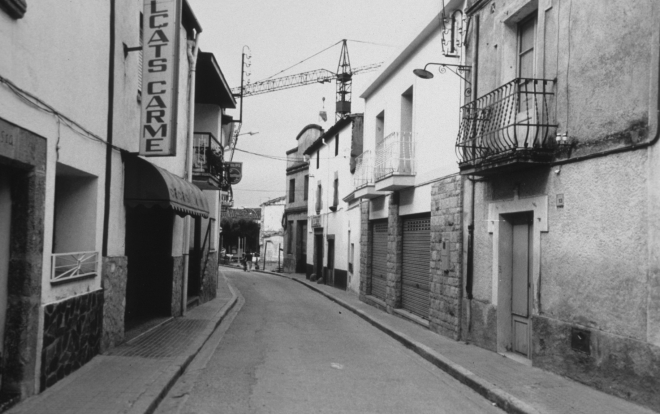 El carrer Sant Sebastià l'any 1988 quan fou enderrocat Can Cinto per contruir-hi l'actual Caixa de Pensions.