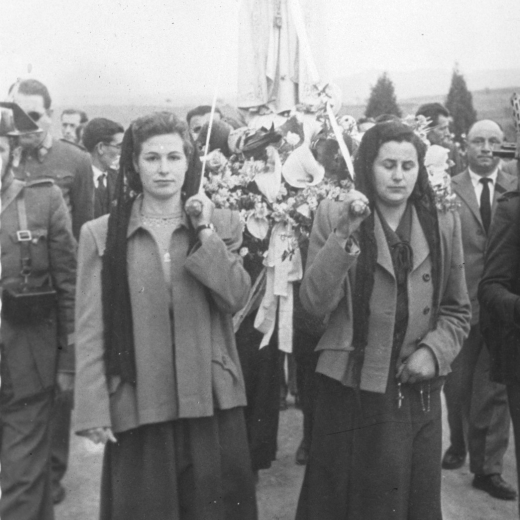 Vinguda de la Verge de Fàtima a Maçanet. La Cinta Gelmà de Can Gelabert i la M Teresa Oliveras de Can Pau Retat portant la Mare de Déu.