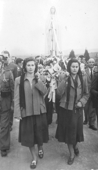 Vinguda de la Verge de Fàtima a Maçanet. La Cinta Gelmà de Can Gelabert i la M Teresa Oliveras de Can Pau Retat portant la Mare de Déu.
