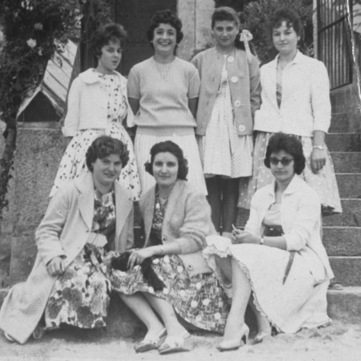 A l'escala de l'Església de Martorell: Dolors Surós, Teresa Soler, Teresa Ruscalleda, Lourdes Rieradevall, Maria Brossa, Isabel Parera i Maria Vendrell.