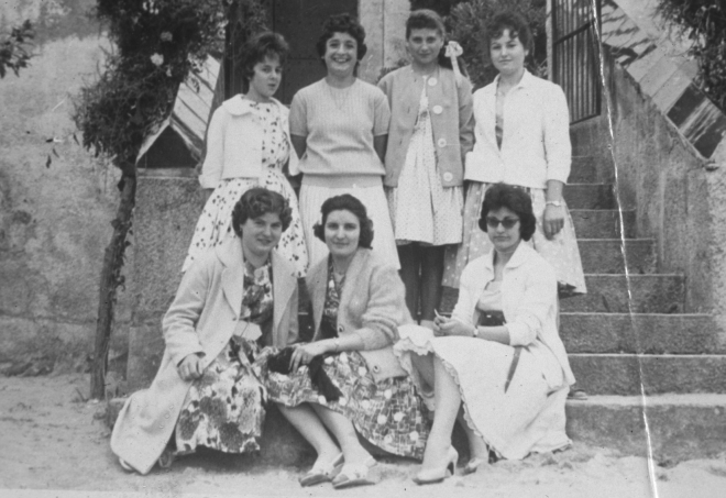 A l'escala de l'Església de Martorell: Dolors Surós, Teresa Soler, Teresa Ruscalleda, Lourdes Rieradevall, Maria Brossa, Isabel Parera i Maria Vendrell.