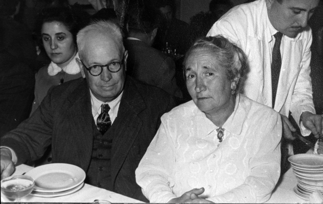 El matrimoni Miquel Nadal i Carme Aulet de Can Vendrell en una festa.