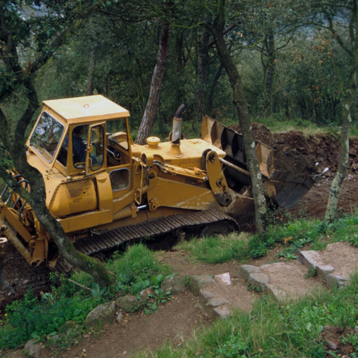 Treballs d'obertura del camí que envolta al Castell de Torcafelló un projecte que es proposava portar a cap el mestre company Josep Panosa, que al morir sobtadament quedà paralitzat. El propietari de les màquines en Josep Panosa, coneixedor dels projectes d'en Josep, volgué portar-ho a cap ell personalment.