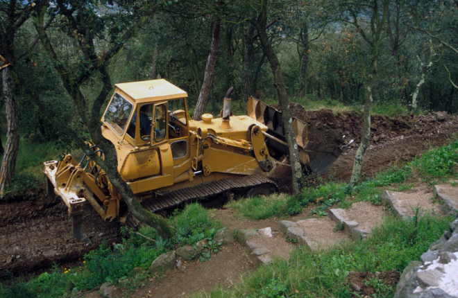 Treballs d'obertura del camí que envolta al Castell de Torcafelló un projecte que es proposava portar a cap el mestre company Josep Panosa, que al morir sobtadament quedà paralitzat. El propietari de les màquines en Josep Panosa, coneixedor dels projectes d'en Josep, volgué portar-ho a cap ell personalment.