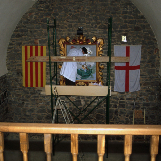 El nostre col·laborador Sr. Maurici Herraiz autor del relleu amb la figura de Sant Jordi que presideix la capella, treballant en la seva obra.