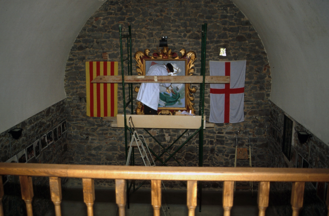 El nostre col·laborador Sr. Maurici Herraiz autor del relleu amb la figura de Sant Jordi que presideix la capella, treballant en la seva obra.