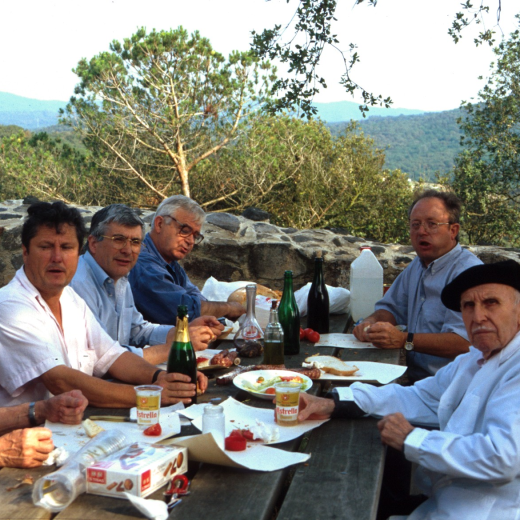 part dels integrants de l'equip de restauració del Castell de Torcafelló en el berenar de fi de curs en la primavera del 95.

D'esquerra a dreta: Josep Reyner, Josep Soler, Juli Campeny, Xavier Vergés, Josep Panosa i Maurici Herraiz.