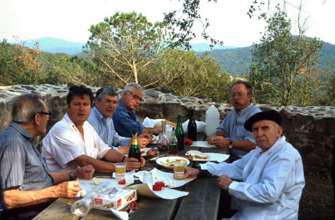 part dels integrants de l'equip de restauració del Castell de Torcafelló en el berenar de fi de curs en la primavera del 95.

D'esquerra a dreta: Josep Reyner, Josep Soler, Juli Campeny, Xavier Vergés, Josep Panosa i Maurici Herraiz.