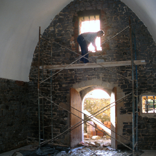Treballs de restauració de la capella de Sant Jordi al castell de Torcafelló