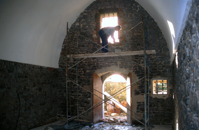 Treballs de restauració de la capella de Sant Jordi al castell de Torcafelló