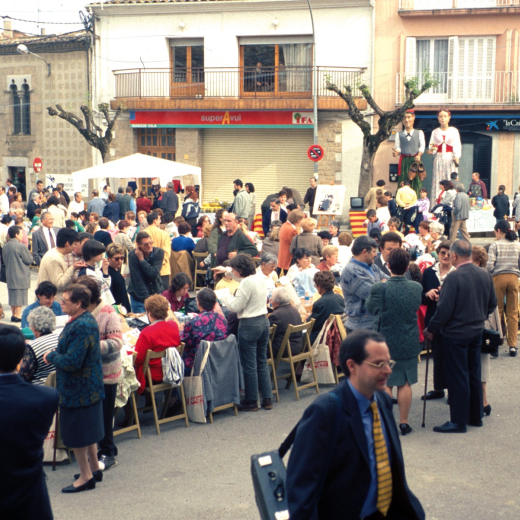 Festes del Roser del 98. Detall de la fira artesanal amb el concurs de puntaires de Coixí a la plaça de l'Església