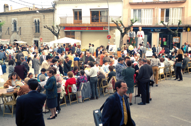 Festes del Roser del 98. Detall de la fira artesanal amb el concurs de puntaires de Coixí a la plaça de l'Església