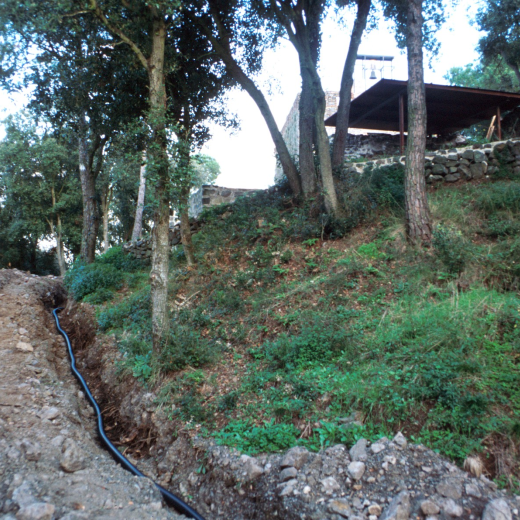Treballs de portada de llum elèctrica al Castell de Torcafelló