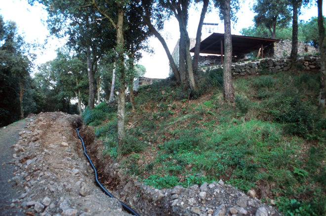 Treballs de portada de llum elèctrica al Castell de Torcafelló