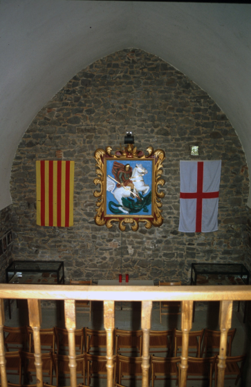 Detall de la capella de Sant Jordi del Castell de Torcafelló des de dalt del cor.