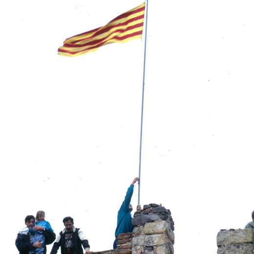 Tant aviat començaren els treballs de restauració i recuperació del conjunt de Sant Jordi, per la gent del Taller d'Història, hi fou col·locada una senyera a dalt de la Capella on més endavant s'adequà com a mirador. Des de llavors, sempre més, nit i dia hi ha estat present la senyera de Catalunya que per cert, es veu des de molt lluny