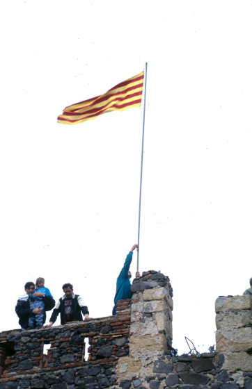 Tant aviat començaren els treballs de restauració i recuperació del conjunt de Sant Jordi, per la gent del Taller d'Història, hi fou col·locada una senyera a dalt de la Capella on més endavant s'adequà com a mirador. Des de llavors, sempre més, nit i dia hi ha estat present la senyera de Catalunya que per cert, es veu des de molt lluny
