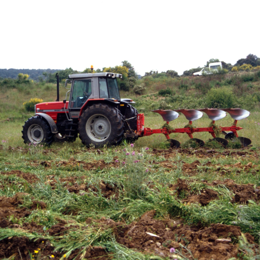 Un tractor llaurant un camp