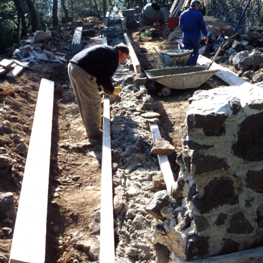 El paleta Joan Machado treballant en la restauració dels murs del fosar del Castell de Torcafelló