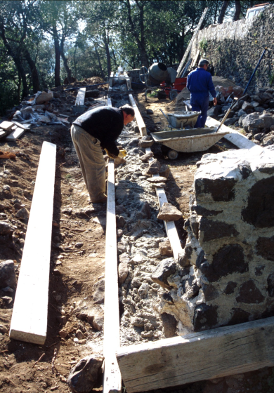 El paleta Joan Machado treballant en la restauració dels murs del fosar del Castell de Torcafelló