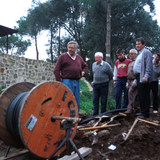 Treball de portada de l'electricitat a dalt de Sant Jordi. A la foto: en Josep Costa, Narcís Munsó, Martí Tomàs, Jordi Vergès, Xavier Vergès, Josep Soler i Josep M Bagué, presents en aquests treballs.