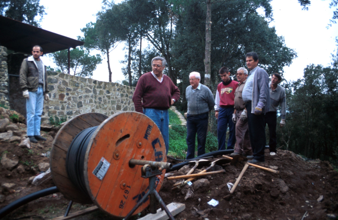 Treball de portada de l'electricitat a dalt de Sant Jordi. A la foto: en Josep Costa, Narcís Munsó, Martí Tomàs, Jordi Vergès, Xavier Vergès, Josep Soler i Josep M Bagué, presents en aquests treballs.