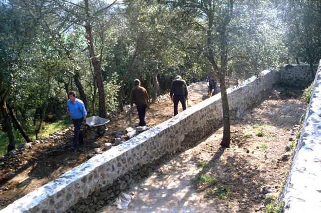 La gent del grup de treball del Taller d'Història. Josep Soler, Josep Panosa, Josep Reyner i Xavier Vergés en la restauració de l'entorn del Castell